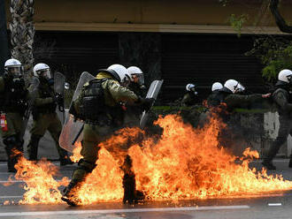 Po protestoch po tragickej vlakovej nehode v Grécku prepustili policajného šéfa