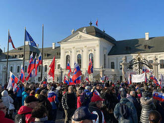 V Bratislave protestujú za mier na Ukrajine. Vejú slovenské vlajky, ukrajinské za kordónom policajtov