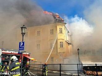 Banka lásky v Banskej Štiavnici sa ocitla v plameňoch. Požiar sa rozšíril na štyri budovy