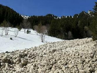 Pri chate Plesnivec spadla lavína, zasypala chodník na Zelené pleso