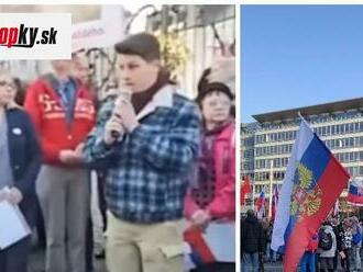 Infarktové stavy na proteste: Davu sa prihovoril Rus, potom to ale prišlo a nečakane urobil niečo, čo im zdvihlo tlak!