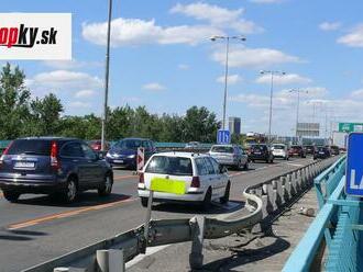 Na moste Lafranconi v smere do Petržalky hromadná nehoda spomalila dopoludnia dopravu