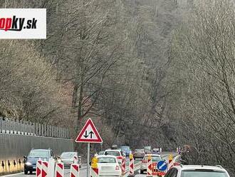 Pod Strečnom na cestu spadla veľká skala, poškodila viacero áut