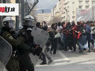 FOTO Počas protestov došlo k potýčkam demonštrantov s políciou: Kritika zlyhania vlády pri riadení železničnej siete