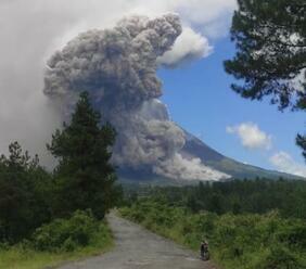 VIDEO Na ostrove Jáva vybuchla sopka MERAPI: Celá oblasť je spustošená, popol vystúpil do výšky 7 kilometrov