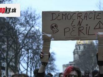 FOTO V Paríži zatkli po schválení dôchodkovej reformy 234 protestujúcich