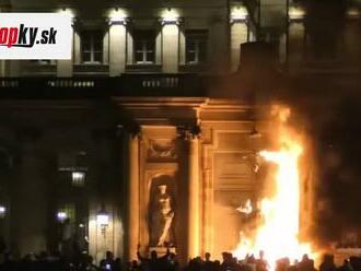 Vo Francúzsku pokračujú tvrdé protesty: VIDEO V Bordeaux horela radnica! O týždeň očakávajú návštevu britského kráľa