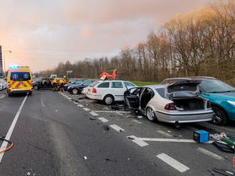 Sedm lidí, včetně čtyřleté holčičky, se zranilo při nehodě v Havířově