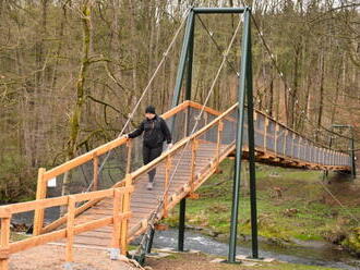 V Podyjí otevřeli turistickou stezku, obě strany hranice spojila lávka