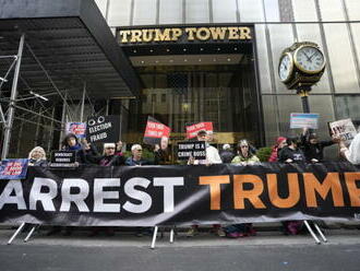 Policie v New Yorku kvůli soudu s Trumpem vztyčila bariéry kolem Trump Tower