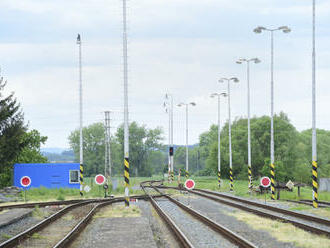 Na Ústecku vlak projel návěstidlo, zastavil 173 metrů od protijedoucího vlaku