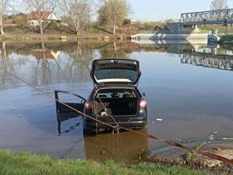 V Lužci sjelo auto do plavebního kanálu, vytahovali ho hasiči s potápěči