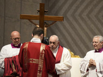 Papež se kvůli chladnému počasí nezúčastní večerní křížové cesty