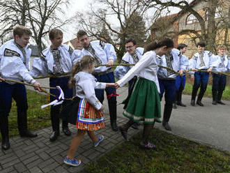 Na pomlázku ve Vlčnově vyrazil s družinou i král Jízdy králů