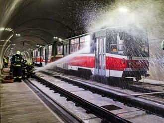 Záchranné složky v tramvajovém tunelu v Brně nacvičovaly zásah při požáru