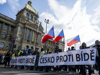 Tisíce lidí demonstrovaly v Praze proti vládě, pochodovaly centrem města