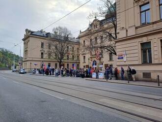 Před úřadem vlády přenocovaly desítky demonstrantů, protest je poklidný