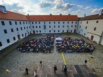 Stovky mladých hlasů rozezněly Špilberk, začala přehlídka školních sborů