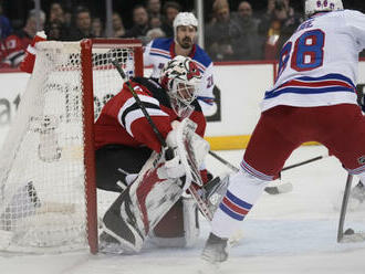 Chytil asistoval v NHL u další výhry Rangers, Vaněček pustil pět gólů