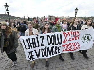 Více než sto lidí protestovalo proti prodloužení těžby v Bílině