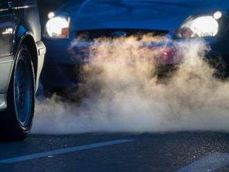 Se zákazem spalovacích motorů podle průzkumu nesouhlasí 77 procent Čechů