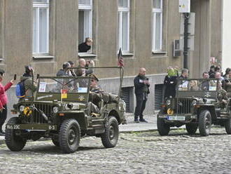 Konvoj historických vozidel připomněl konec druhé světové války