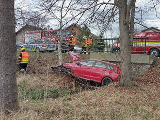 Na silnici 11 v Blešně vyprošťují hasiči pomocí jeřábu osobní automobil, který vyjel mimo silnici a…