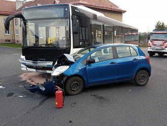 Osobní auto se srazilo v Březové na Sokolovsku s linkovým autobusem. V době příjezdu hasičů na…