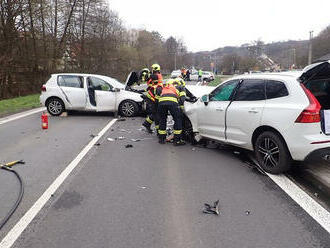 Střet tří bílých automobilů uzavřel před polednem silnici v Bohuslavicích u Zlína