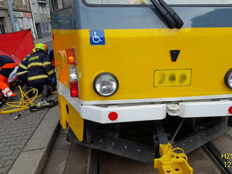 Vyproštění osoby zpod tramvaje zajistili hasiči v ulici Koterovská v Plzni. Soupravu nadzvedli…