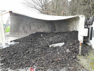 Nedaleko Nevřeně, na silnici 205, havaroval nákladní automobil převážející zeminu. Dvě osoby hasiči…