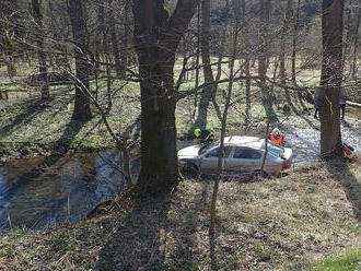 U obce Lidečko na Vsetínsku zasahovali hasiči u nehody osobního vozidla, skončilo v korytě potoka