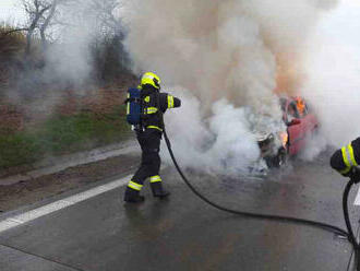 Na 221. kilometru dálnice D1 ve směru z Brna na Vyškov hoří osobní automobil. Hasiči jsou na místě.