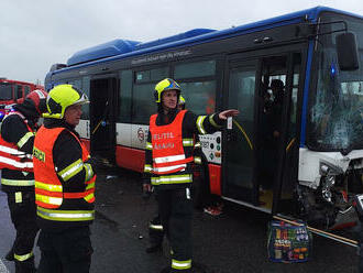 V ulici Mladoboleslavská v Praze zasahují složky IZS u nehody autobusu a dvou osobních vozidel.…