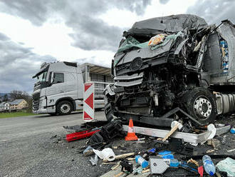 Na silnici 68 v katastru obce Hnojník došlo k nehodě dvou nákladních vozidel, hasiči vyprošťovali…