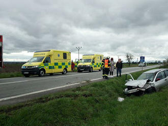 Provoz na silnici 33 u Předměřic nad Labem, u odbočky na Světí, omezila nehoda dvou osobních aut.…