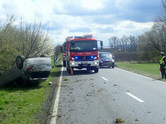 U obce Rymice na Kroměřížsku skončil osobní automobil na střeše, dva lidé se lehce zranili