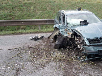 Na silnici 16 v Pilníkově na Trutnovsku zasahují hasiči u dopravní nehody osobního automobilu,…