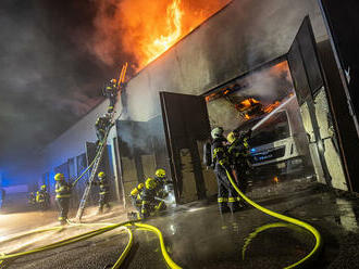 Požár zachvátil garáže v areálu čistíren v Náchodě, vyhlášen byl druhý stupeň požárního poplachu