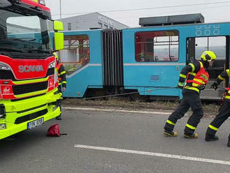 Při srážce osobního vozu a tramvaje v Ruské ulici v Ostravě-Zábřehu museli hasiči vyprostit vozidlo z kolejiště