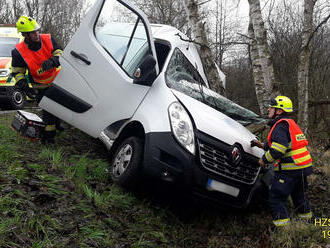 Mezi obcemi Sulislav a Úlice havarovala dodávka do stromu, jednu zraněnou osobu si převzala ZZS.…