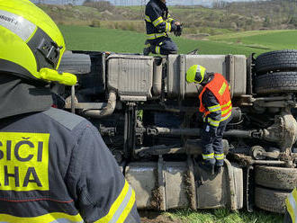 V ulici K Zadní Kopanině v pražských Řeporyjích zasahují složky IZS u nehody nákladního vozidla, je…