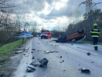 U dopravní nehody dvou osobních automobilů zasahují profesionální hasiči z Kladna. Dvěma zraněným…