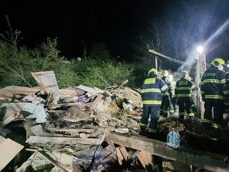 Výbuch zničil rodinný dům v obci Suchohrdly na Znojemsku, jeden člověk zemřel