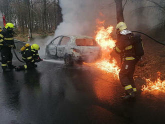 Před Sněžníkem na Děčínsku hořel osobní automobil, plameny ho zcela zničily