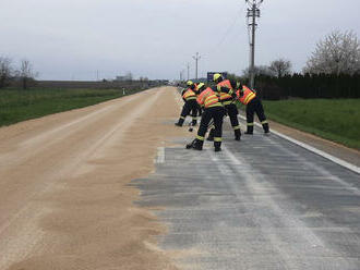 Hasiči zasahují u Kokor na silnici 55, kde se při přepravě hnojiva vysypala z kamionu na vozovku…