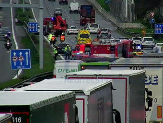 Na dálnici D1 u Průhonic zasahují složky IZS u nehody několika vozidel; došlo k ní ve směru na…