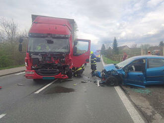 Srážka nákladního vozu s osobním zastavila provoz na silnici 11 v Blešně, jedna osoba byla zraněna.