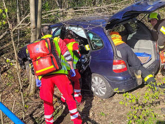 Po nehodě dvou osobních vozidel museli hasiči vyprostit řidiče, na místě události zasahoval i vrtulník