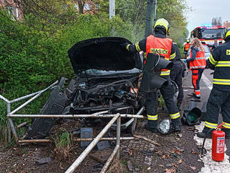 Na třídě Tomáše Bati ve Zlíně narazil osobní automobil do semaforu, hasiči vyprostili řidiče